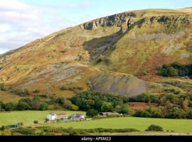 Mountain View Cottage sleep 6 sofabed quaint and quirky cottage, hotel v destinaci Ystalyfera