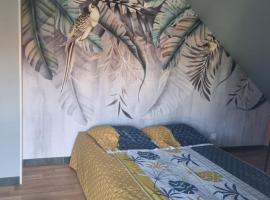Chambre oiseaux, hotel in Larchamp