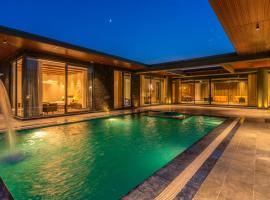 StayVista's Anantam - Villa with Massive Outdoor Pool with Deck & Sprawling Lawn, cabaña o casa de campo en Nueva Delhi