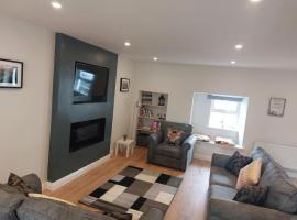 Stunning New 3 Bed Townhouse, hotell i Belmullet
