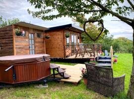 Cherry Tree Glamping Lodge, camping din Wellington
