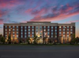 DoubleTree by Hilton Raleigh-Cary، فندق في كاري