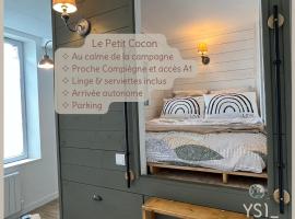 Le Petit Cocon par Your Sweet Loc: Le Meux şehrinde bir otoparklı otel