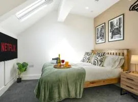 Central Buckingham Apartment #2 with Free Parking, Pool Table, Fast Wifi and Smart TV with Netflix by Yoko Property