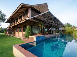 Chalala Tropical Villa with 18m Natural Swimming Pool, golf hotel in Chiang Mai