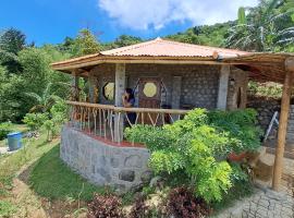 Camiguin Romantic Luxury Stonehouse on Eco-Farm at 700masl, hytte i Mambajao