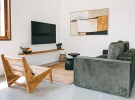 Jungle 3BR Villa - 900M from the Beach, Seseh Canggu