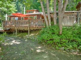 Leavenworth Cabin with Private Hot Tub!, hotel with parking in Leavenworth
