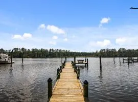 Peaceful Waterfront Retreat: Boats Welcome!