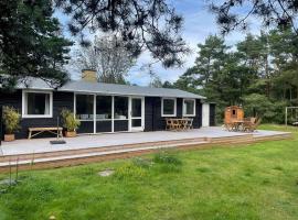 Summer House With Outdoor Sauna At Sjllands Odde, hotel en Tjørneholm