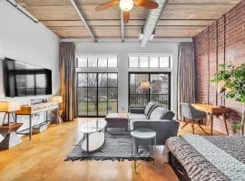 Charming 1BR Condo - Full Kitchen - Uptown Living