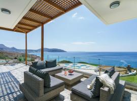 Beachfront Villa Atalandia with Heated Pool, Gym, BBQ & Office، مكان إقامة مع الخدمة الذاتية لإعداد الطعام في Goúdhouros