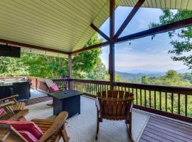 Pet-Friendly Waynesville Retreat with Hot Tub!, hotel with parking in Waynesville