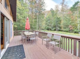 Lake Ariel Cabin with Fire Pit and Resort Amenities!, cottage in Lake Ariel