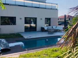 Villa piscine 6 personnes, maison de vacances à Meyzieu