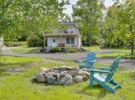 Dog-Friendly Wappingers Falls Cabin with Fire Pit!, hotel met parkeren in Wappingers Falls