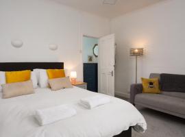 Lovely city town house with free parking sleeps 2 to 6 guests