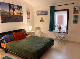 Chambre cozy spacieuse, intra-muros, clim, parking, hotell i Aigues-Mortes
