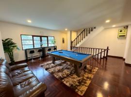 Thonglor 25 Classic Home 5BR/7Beds/14PPL, hotel with parking in Ban Na Song