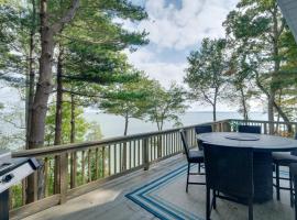 Waterfront Lusby Home with Deck and Stunning Views!, hotell med parkeringsplass i Lusby