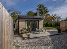 Olverstone Lodge, a beautiful Cornish lodge with wood burner & garden, self catering accommodation in St Austell