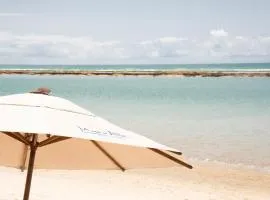 Flat equipado e com varanda no melhor trecho da praia de Muro Alto, beira-mar, piscina, restaurante, wi-fi, a 10 minutos de carro de Porto de Galinhas