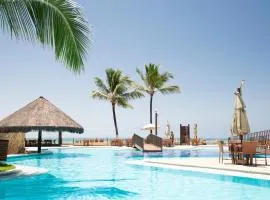 Flat equipado e com varanda no melhor trecho da praia de Muro Alto, beira-mar, piscina, restaurante, wi-fi, a 10 minutos de carro de Porto de Galinhas