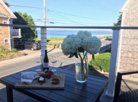 Circa 1725 home w/Roof Deck and Water Views, ξενοδοχείο σε Newburyport