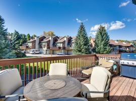 Cozy Colorado Retreat with Deck, Grill and Pool Access, hotel en Edwards