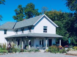 Fells Meadows Farmhouse on Country Property, hotel em Castleton