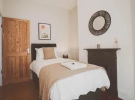 Cosy 5 beds 2 bathroom House in Coventry City near Amenties A444 and M6 CONTRACTOR DIGS