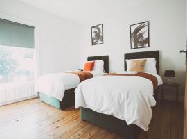 COSY 5bed 2bthrm Well Equipped House in Coventry City near Amenties makes great DIGS, WI-FI, ON STREET PARKING, SMART TVS IN ROOMS, COOP SHOP HS2 CCS PROJECT, hotel in Coventry