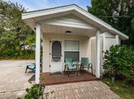 Sunset Beach Bungalow 1, stuga i St Pete Beach