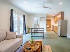 Serene 1 bed guest house with patio sleeps 6, guest house sa Los Angeles