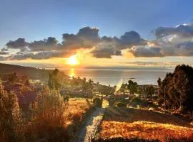 Dawn House - Lago Titicaca
