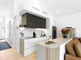 Mod House Ocean Grove- Walk to the shops, cafes, beach and park! Brand new luxury apartment in gated complex