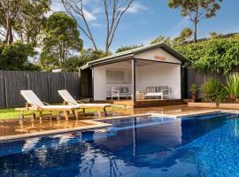 Perfect Peninsula Base with Heated Pool Spa, villa in McCrae