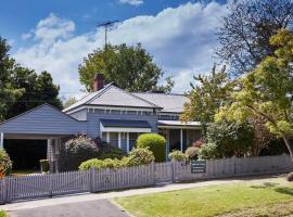 Inglenook Cottage Healesville, hotel dengan jacuzzi di Healesville