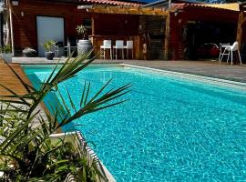 Maison en bois , plein pieds,piscine privative, hotel in Lavelanet