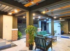 2 Houses w/ parking for best guest, hotel en Iloilo