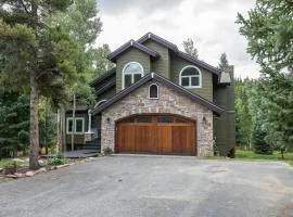 Brooks Hill Lodge Home: Spacious, Hot Tub