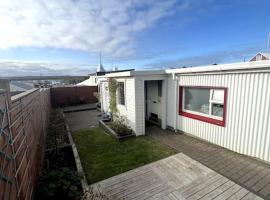 Guesthouse 10 min from Airport., guest house in Njarðvík