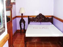 Small Room in Casa de Piedra Pension House، فندق مع موقف سيارات في Bato