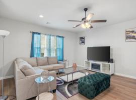 Tigers Lair Bungalow by LSU Baseball Park - CB1030, hotel i Baton Rouge