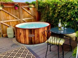 Elkstone Studio Private Hottub Pet Friendly, hotel with jacuzzis in Malvern Link