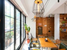 RE+Wood Guesthouse, guest house in Anping