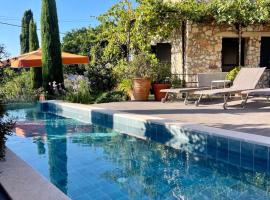 North Point Rooms, pet-friendly hotel in Froúrion