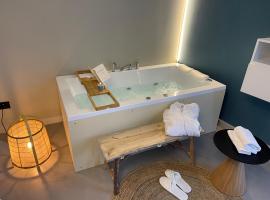 VILLA CHIARA，位于Torre Orsina的带热水浴缸的酒店