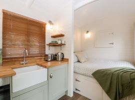 Beech, place to stay in Kemble