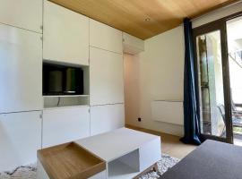 Studio rénové avec terrasse Sud idéalement situé, hotel v destinaci Combloux